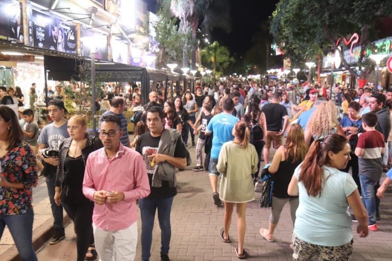 Noche en la peatonal céntrica de Carlos Paz.