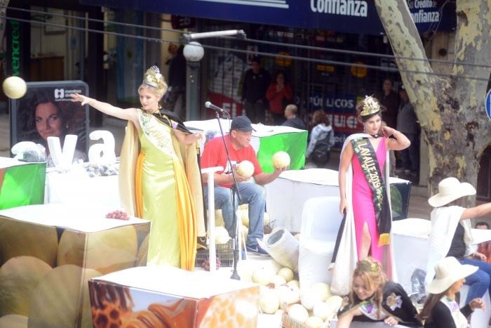 Miles de personas presenciaron el Carrusel de las Reinas por las calles de Mendoza. (Fotos: Prensa Gobierno de Mendoza)