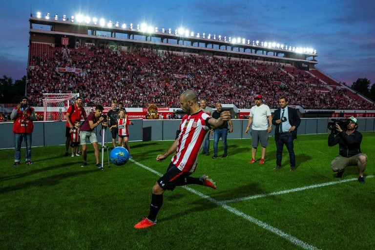 Javier Mascherano en su presentación como refuerzo de Estudiantes. (EFE)