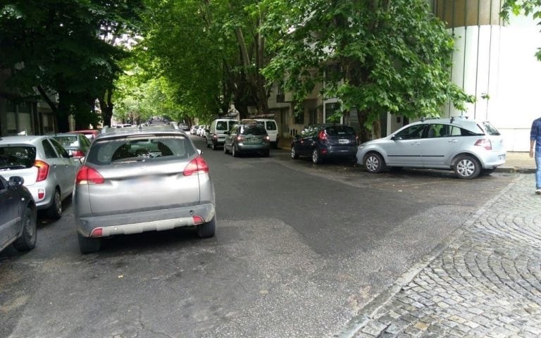 Estacionan en doble fila por no encontrar lugar o porque es "un ratito".