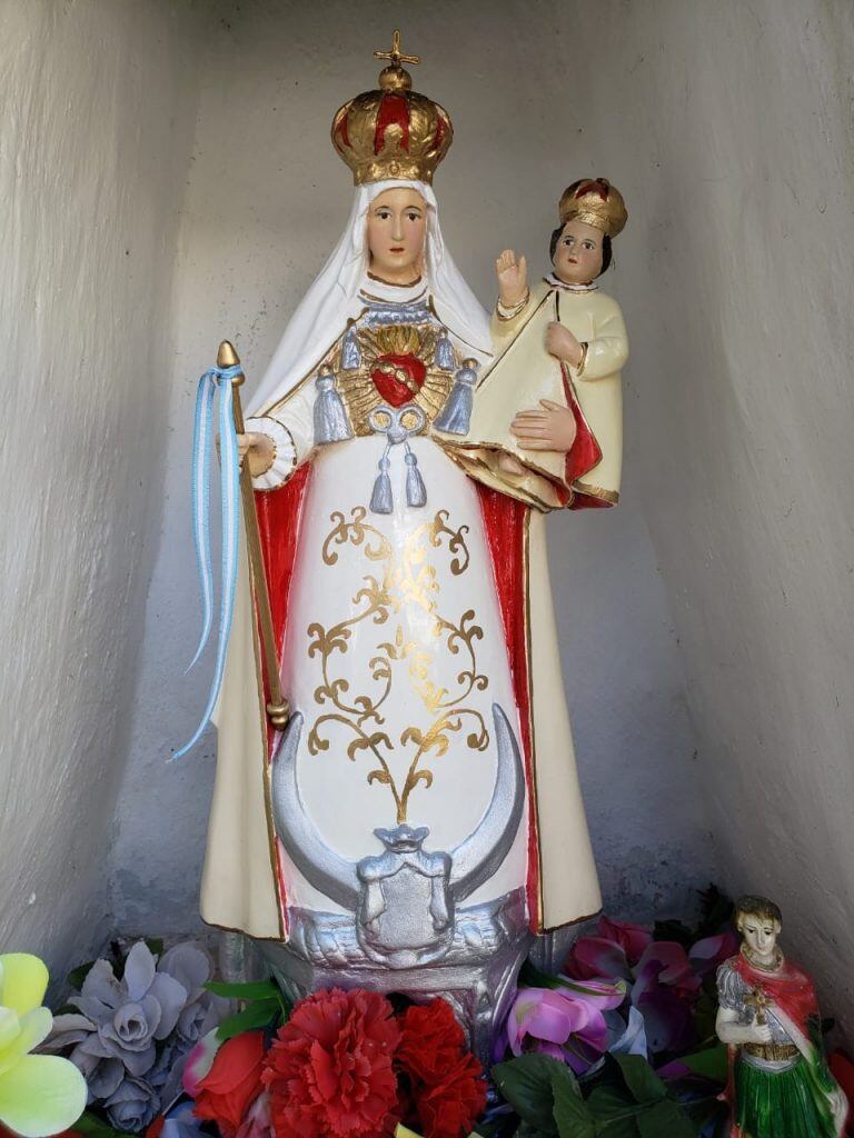 La señora restauró la Virgen de la Comisaría de Villa Allende para cumplir una promesa.