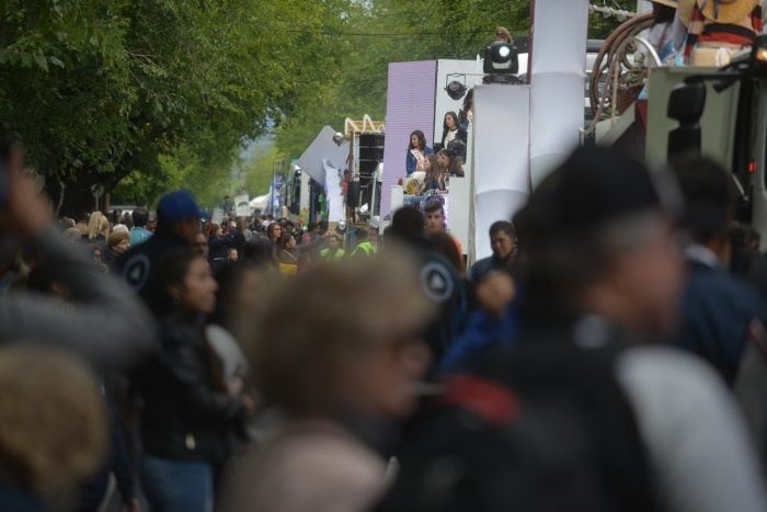 Miles de personas presenciaron el Carrusel de las Reinas por las calles de Mendoza. (Fotos: Prensa Gobierno de Mendoza)