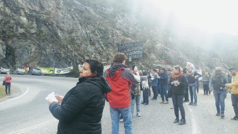 Manifestantes reparten volantes sobre la ruta E55