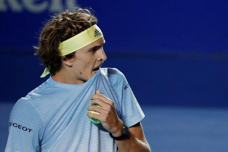 GRAF3956 ACAPULCO (MÉXICO), 02/03/2018.-El tenista alemán Alexander Zverev reacciona ante el argentino Juan Martín del Potro hoy, viernes 2 de marzo de 2018, durante un juego de semifinales del Abierto Mexicano de Tenis de Acapulco (México). EFE/José Méndez