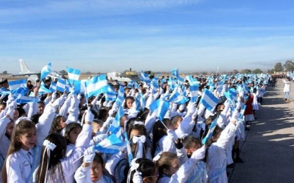 Cada 20 de junio los alumnos de cuarto grado hacen su promesa a la bandera en su acto escolar