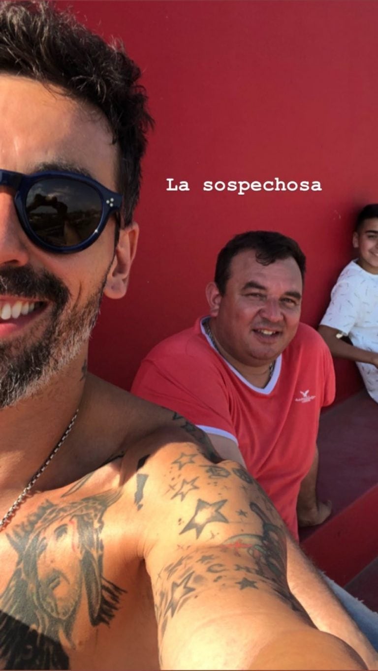 El "Pocho" posó distendido en su ciudad natal con algunos conocidos. (@pocho22lavezzi)