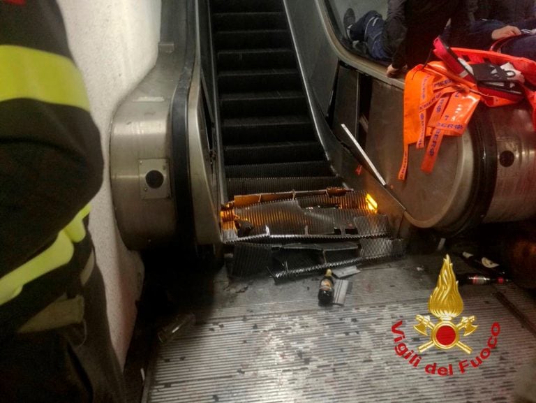 Así quedó la escalera mecánica. Foto: AP.