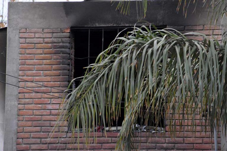 El fuego encerró a la familia en la planta alta del departamento.