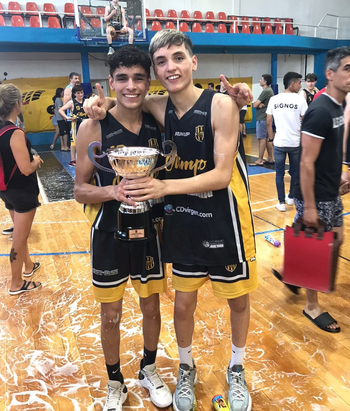 Mateo y Lionel Gómez Lepez. Campeones con Olimpo.