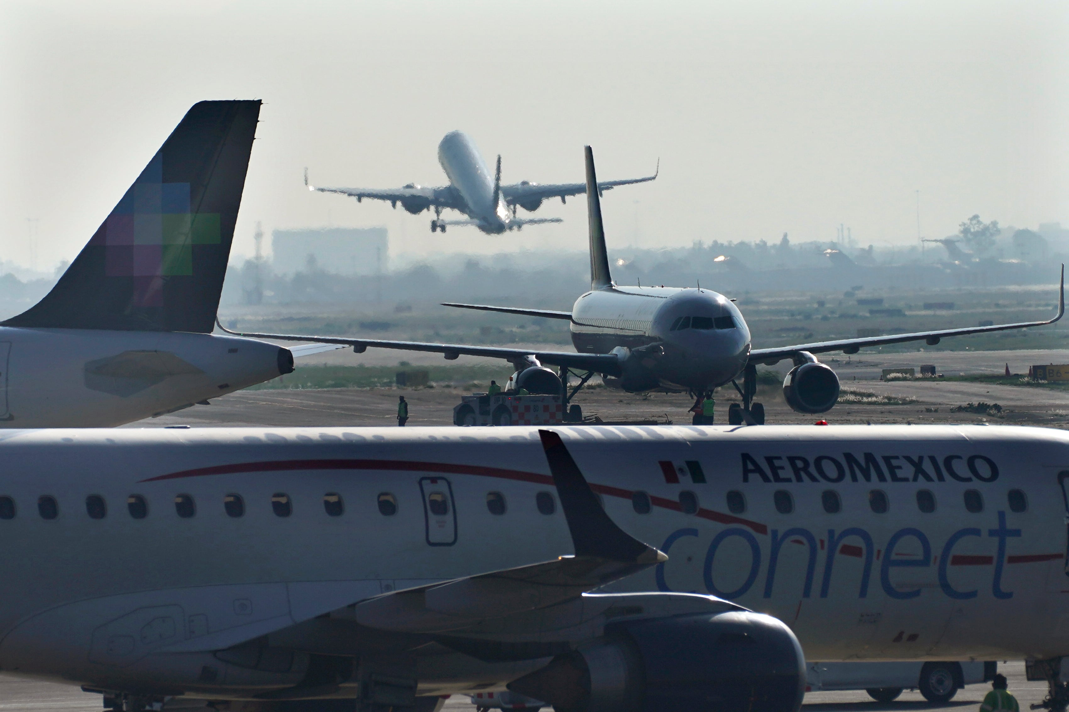 ARCHIVO - Un avión de la aerolínea Aeroméxico se estaciona en la pista del Aeropuerto Internacional Benito Juárez de la Ciudad de México, el 12 de mayo de 2022. (AP Foto/Marco Ugarte, Archivo)