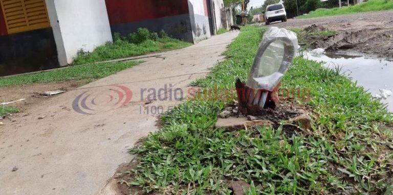 Los cables quedaron en el lugar, cubiertos por una botella de plástico. (Foto: Radio Sudamericana)