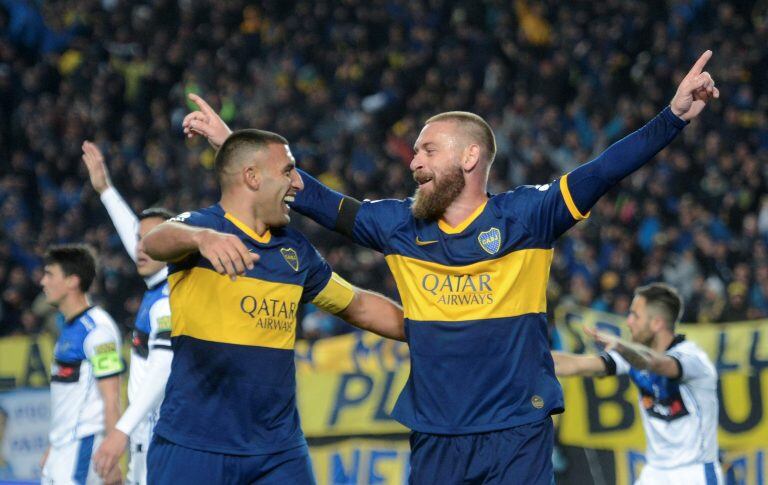 De Rossi celebra con Tevez su primer y único gol en Boca, ante Almagro por Copa Argentina en su debut Foto: AP/Ignacio Amiconi.