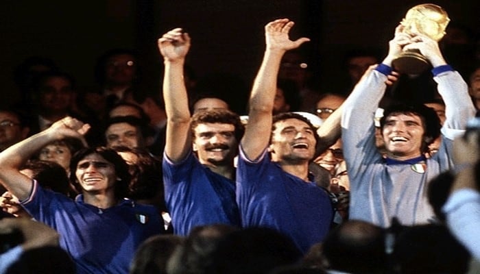 Italia tricampeona. Pocos le tenía fe al equipo del técnico Enzo Bearzott y del veterano arquero y capitán Dino Zoff. Sobre todo por su pálido inicio, con tres empates. Pero ganó el torneo invicto dejando en el camino a tres campeones: Argentina, Brasil (partidazo, 3-2) y a Alemania, 3-1 en la final.