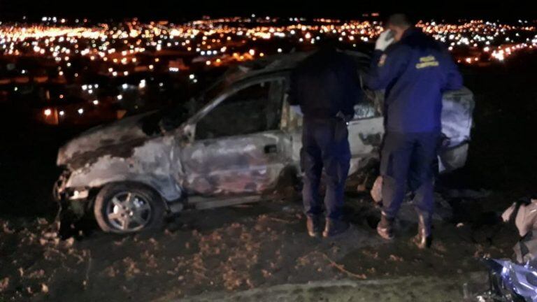 Auto calcinado y muerte en Comodoro. Twitter @ArgentarN