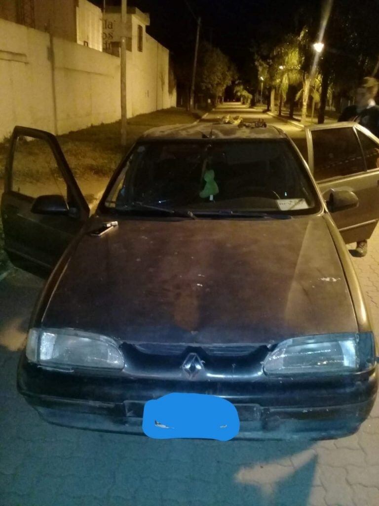 Renault 19 conducido por el hombre detenido por portación ilegal de armas de fuego.