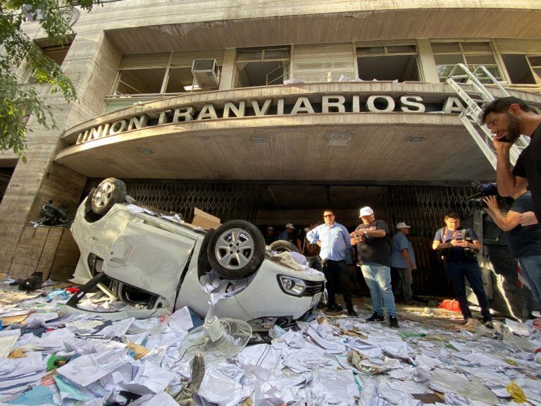 Serios incidentes en la sede de la UTA por una interna gremial. (Foto: Clarín)