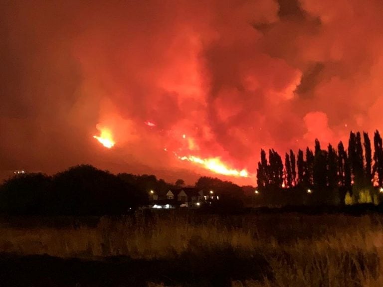 La noche de Esquel se llena de humo y de colores ojos por el incendio.