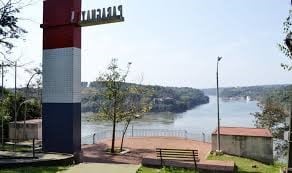 El hito Tres Fronteras, del lado paraguayo, frente a Iguazú y Foz. (ABC)