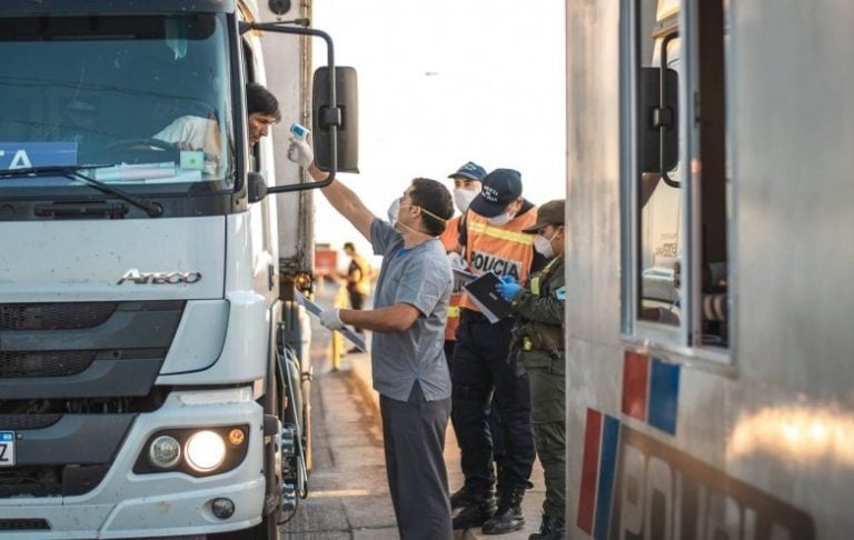 En todos los ingresos a San Juan se le realizan hisopados a los camioneros