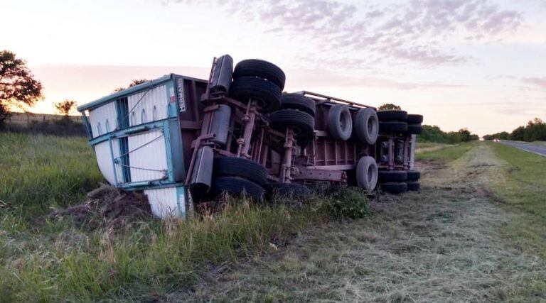 El acoplado quedó en la banquina (Infopico)