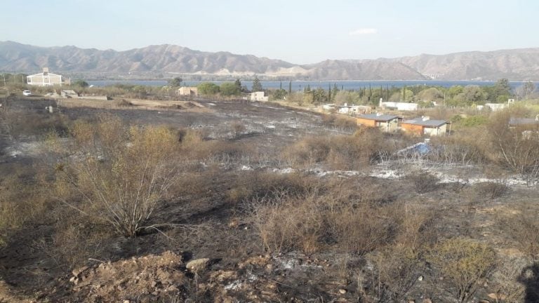 Incendio controlado en Villa Santa Cruz del Lago.