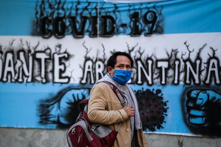 Una persona con tapabocas camina por la Ciudad de Buenos Aires (EFE/ Juan Ignacio Roncoroni)