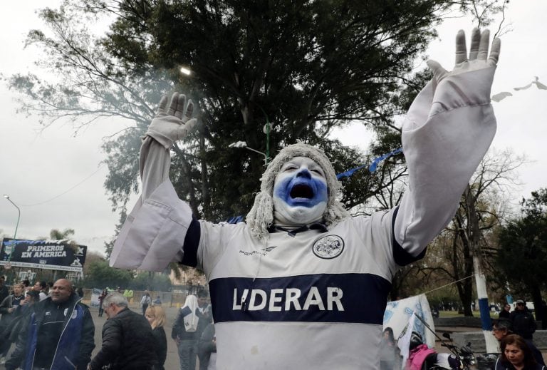 El color en la presentación de Maradona en Gimnasia (Foto: ALEJANDRO PAGNI / AFP)