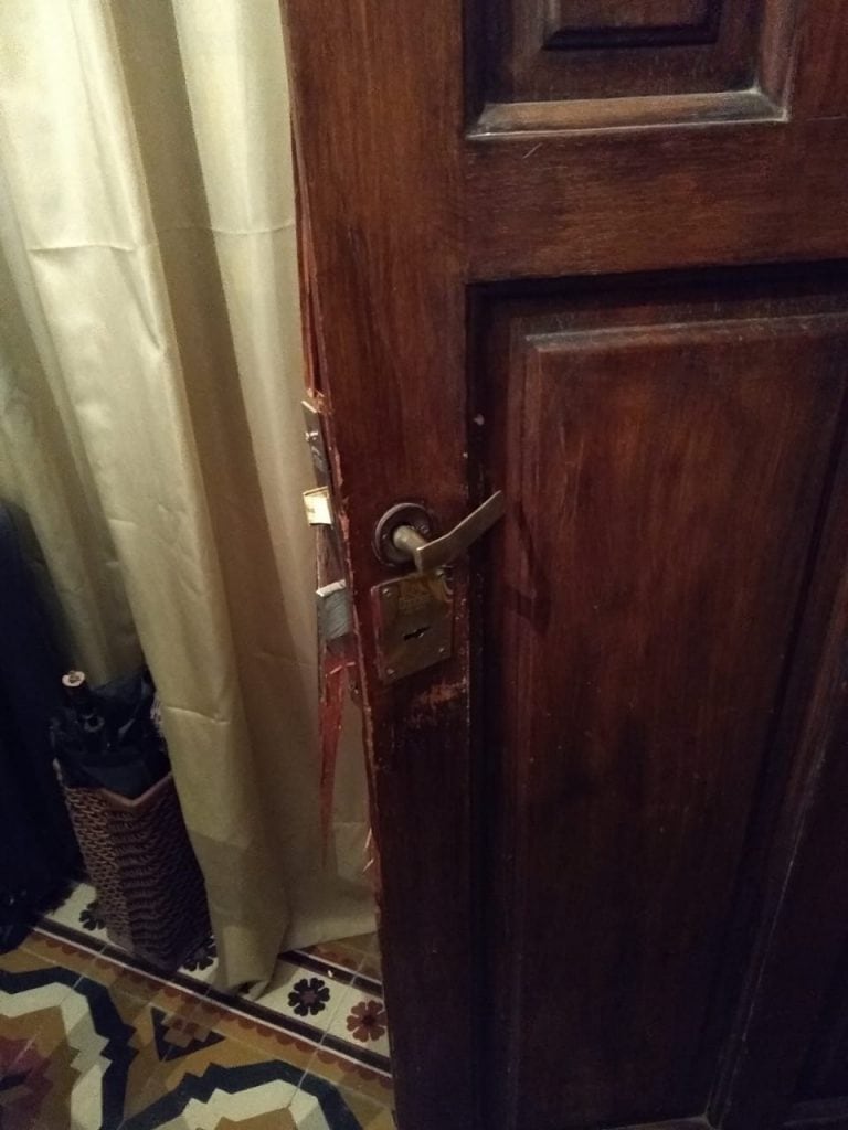 Vivienda en donde violó la puerta de ingreso para robar, Alta Gracia.