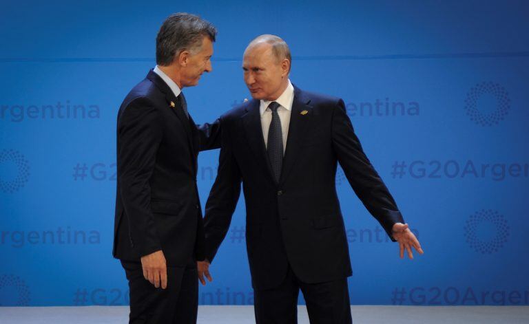 Macri le dice unas palabras al presidente ruso Vladimir Putin.