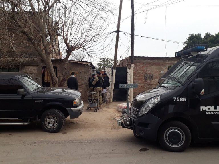 Allanamiento de la Tropa de Operaciones Especiales (TOE) por ataques a balazos atribuidos a "Los Monos". (@belenbertero)