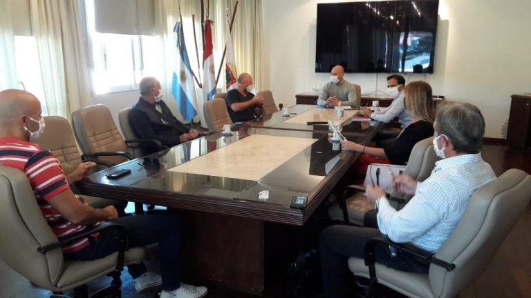 Reunión entre representantes del CAPTUR y el Intendente Municipal, Daniel Gómez Gesteira. (Foto: Municipal).