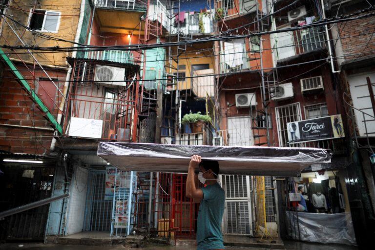 Un hombre camina en el Barrio 31 durante los hisopados (Foto: AP Photo/Natacha Pisarenko)