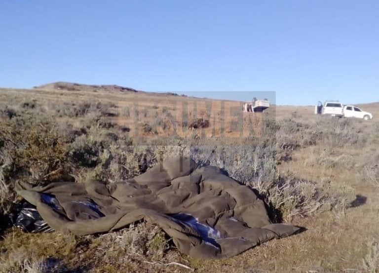 Un sujeto volcó su camioneta en la zona de los hitos al norte de la isla, e intentó ocultar los cigarrillos que contrabandeaba.