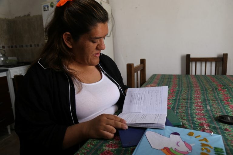 Ayelen Vaca - revisando cuadernos de sus alumnos.
Foto - Vía ansenuza