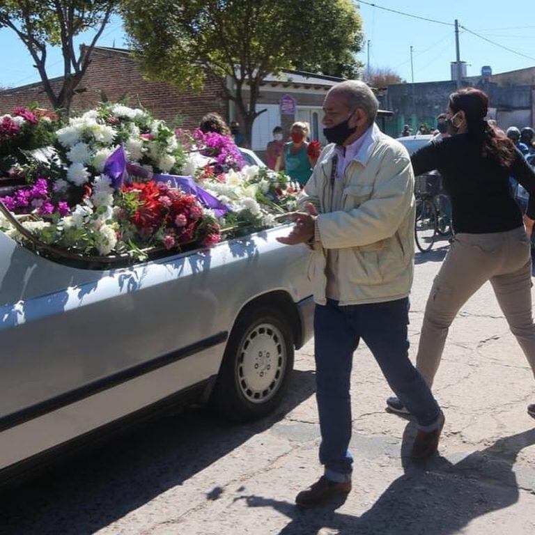 Miles de personas le dan el último adiós al intendente de Gualeguay.
Crédito: LT38