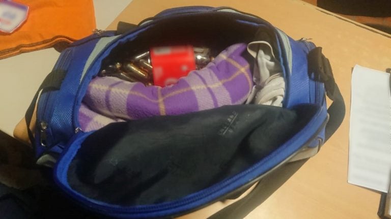 La botella estaba escondida dentro de un bolso. (Gendarmería Nacional)