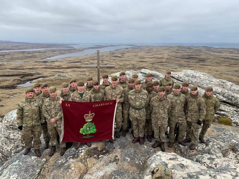 Miembros de la Compañía Inkerman en Monte Tumbledown haciendo homenaje a los soldados caídos en 1982,