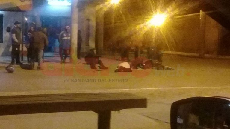 Las personas quedaron tiradas en la calle, tras el impacto.