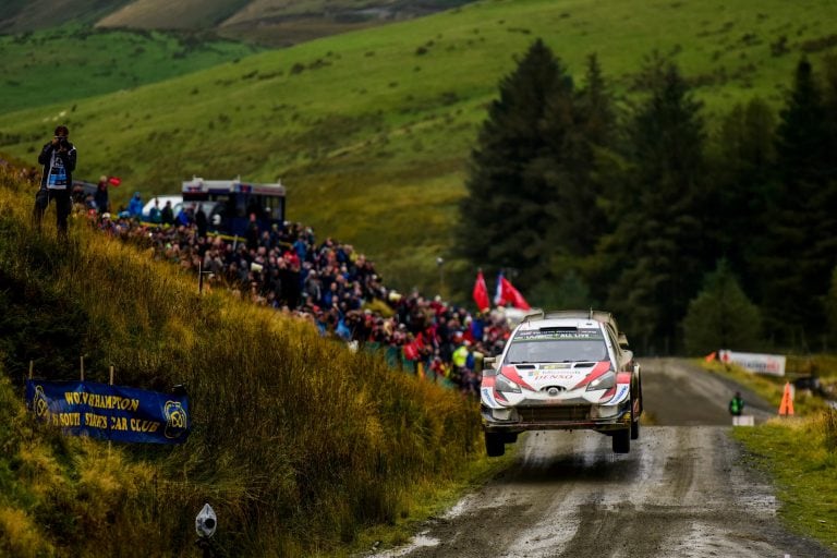 Tanak y el Toyota Yaris WRC. El estonio es el más firme candidato al título.