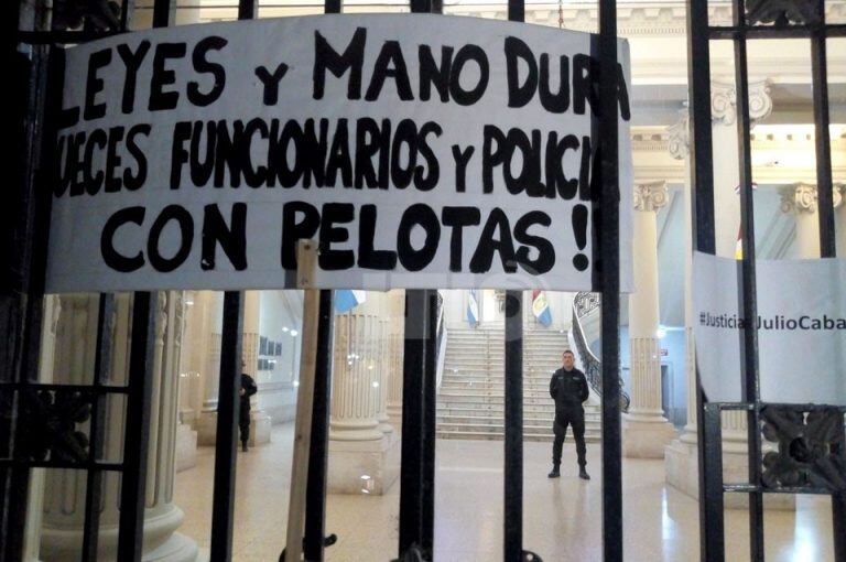 Vecinos y comerciantes marcharon la semana pasada tras el crimen de Cabal. (LT10)