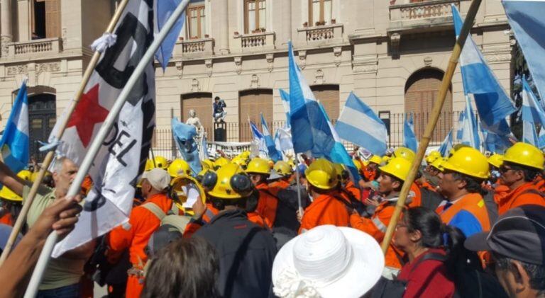 La protesta de los trabajadores por más seguridad, se instaló frente a la Casa de Gobierno.