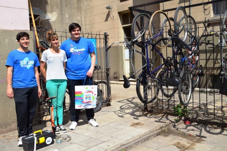 El municipio instaló más puestos de arreglos básicos de arreglos de bicicletas