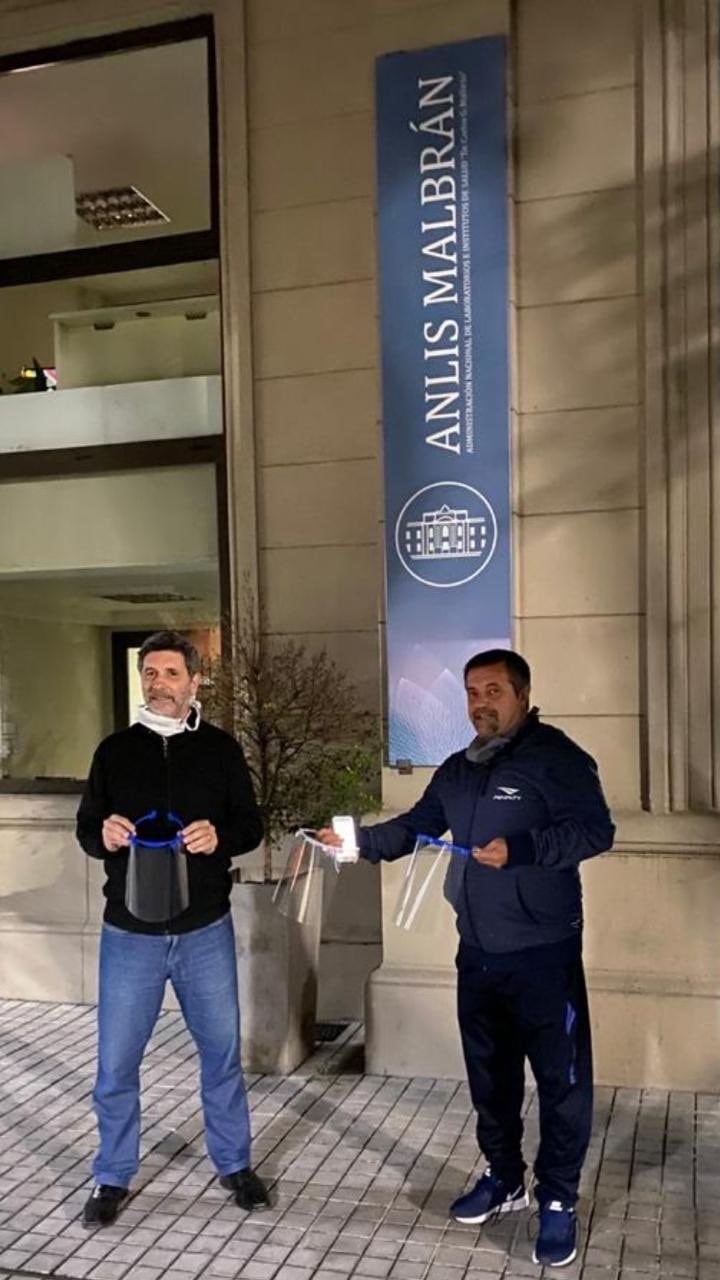 Caruso Lombardi donó máscaras protectoras.