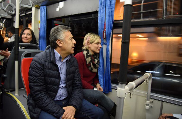 El Gobernador recorrió la ciudad en colectivo.