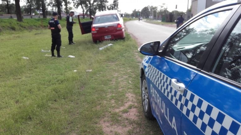 Impactó de lleno contra un poste de luz: no sufrió heridas. (Web).