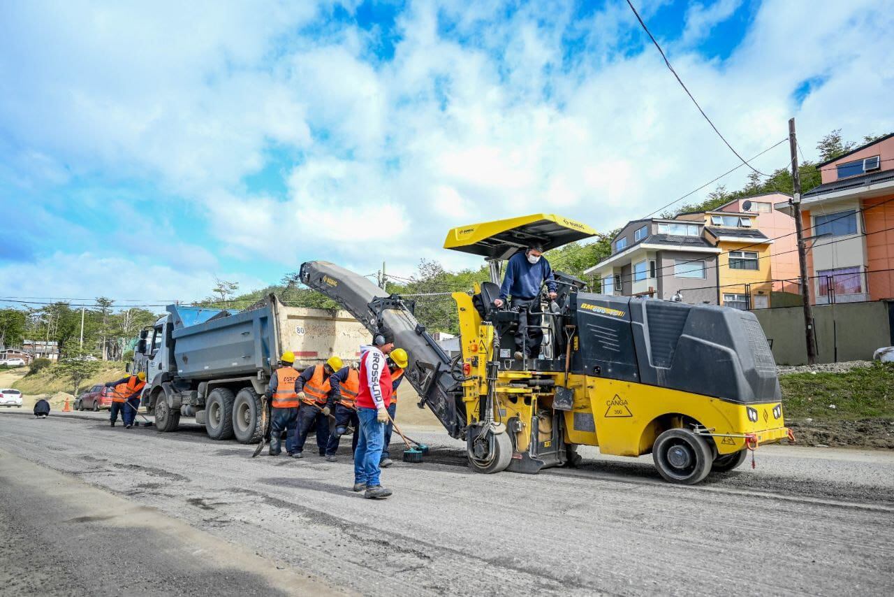 Avanzan los trabajos de recuperación vial en la avenida Héroes de Malvinas y Alem