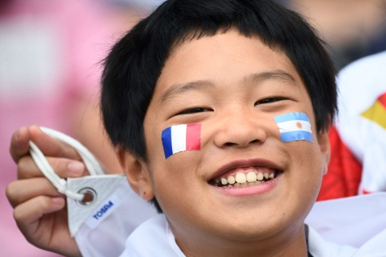 La fiesta en las tribunas del Tokyo Stadium. (Foto: Fracnk Fife / AFP)