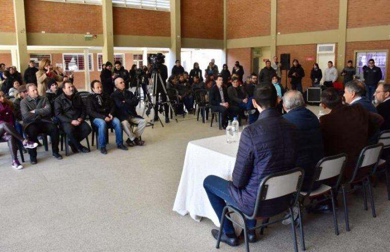 Peppo firmó convenio con la UTE para dar inicio a la defensa del barrio San Pedro Pescador. (Web).