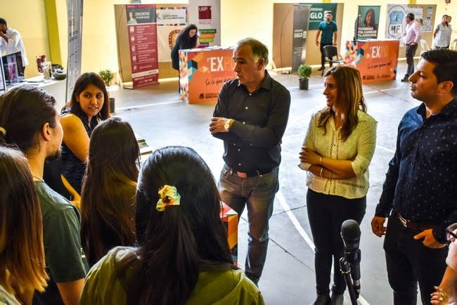 Autoridades municipales junto a los jovenes estudiantes