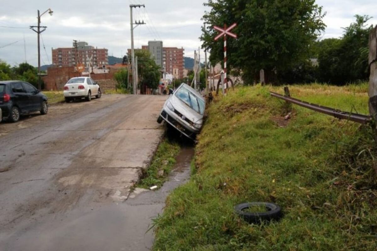 Temporal en Salta: circulaba por la calle en auto y el agua la arrastró